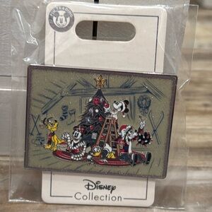 NWT Disney Christmas Pin